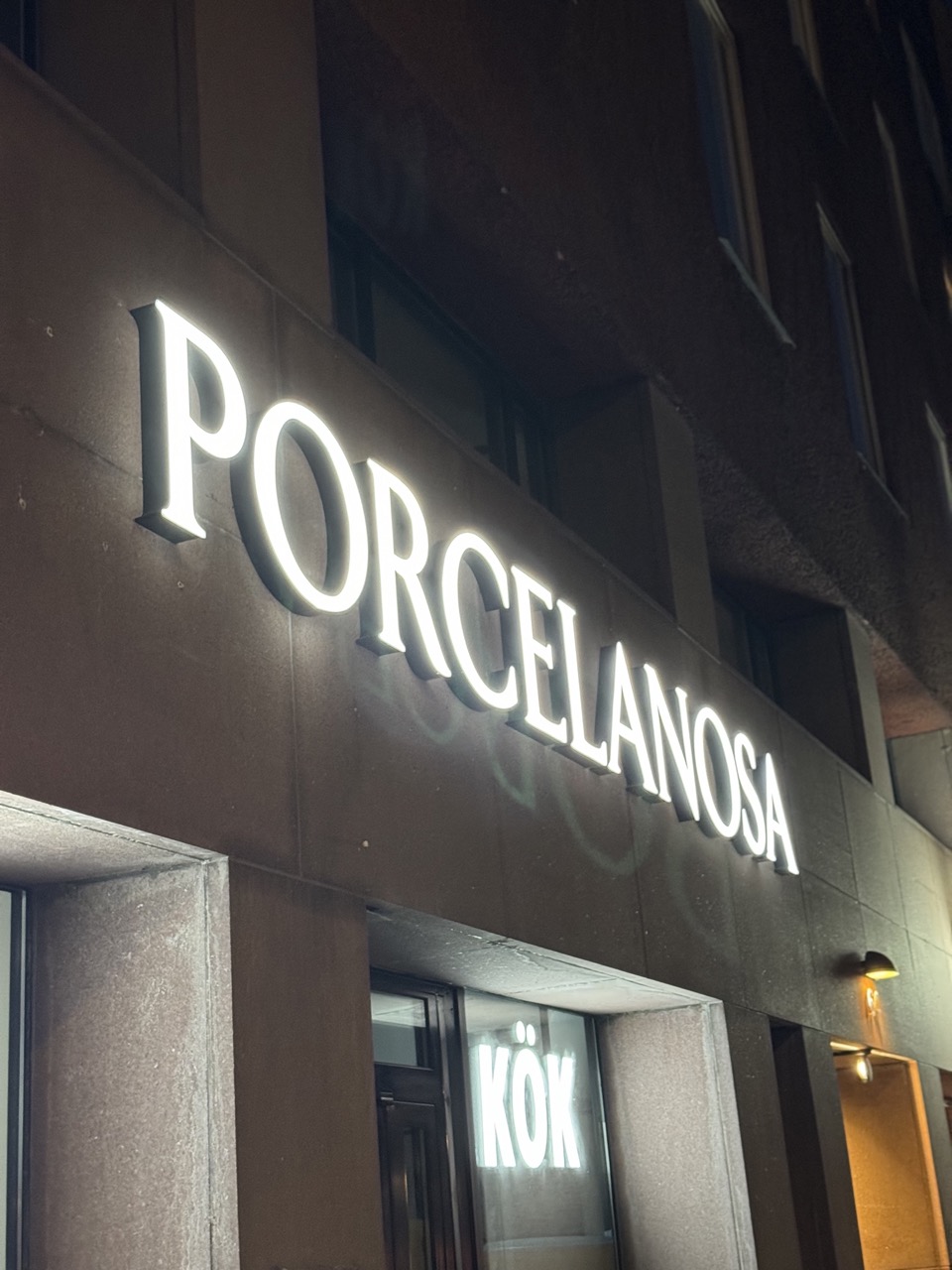 Skräddarsydd fasadskylt med LED-belysning för företag i Stockholm