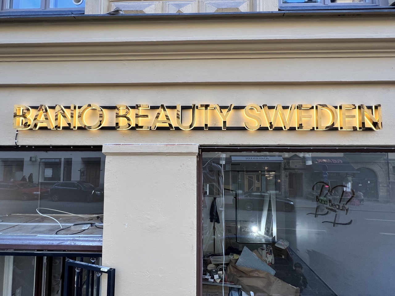 Letar du efter en fasadskylt i Stockholm som verkligen gör intryck? Vi erbjuder skräddarsydda fasadskyltar som kombinerar design, funktion och hållbarhet för företag i hela Stockholm. Från butiker, restauranger, och kontor till salonger och andra verksamheter – vi skapar skyltar som inte bara syns utan också stärker ditt varumärke. Vi är experter på fasadskyltar i Stockholm, och vi hjälper dig genom hela processen: från den första idén och designförslaget, till att ansöka om bygglov och slutligen montera skylten på din fasad. Våra fasadskyltar är både visuellt imponerande och långsiktigt hållbara, och vi arbetar med de bästa materialen som tåler väder och vind, samtidigt som de behåller sin attraktionskraft under lång tid. Oavsett om du vill ha en ljusskylt, 3D-bokstäver, en plåtskylt eller någon annan typ av fasadskylt – vi anpassar lösningen efter ditt företags specifika behov och önskemål. Vi har lång erfarenhet av att hjälpa företag i Stockholm att sticka ut och synas bättre, och vi är stolta över att våra kunder återvänder till oss gång på gång. Kontakta oss idag för att ta reda på mer om våra fasadskyltar i Stockholm och hur vi kan hjälpa just din verksamhet att synas och nå nya höjder!