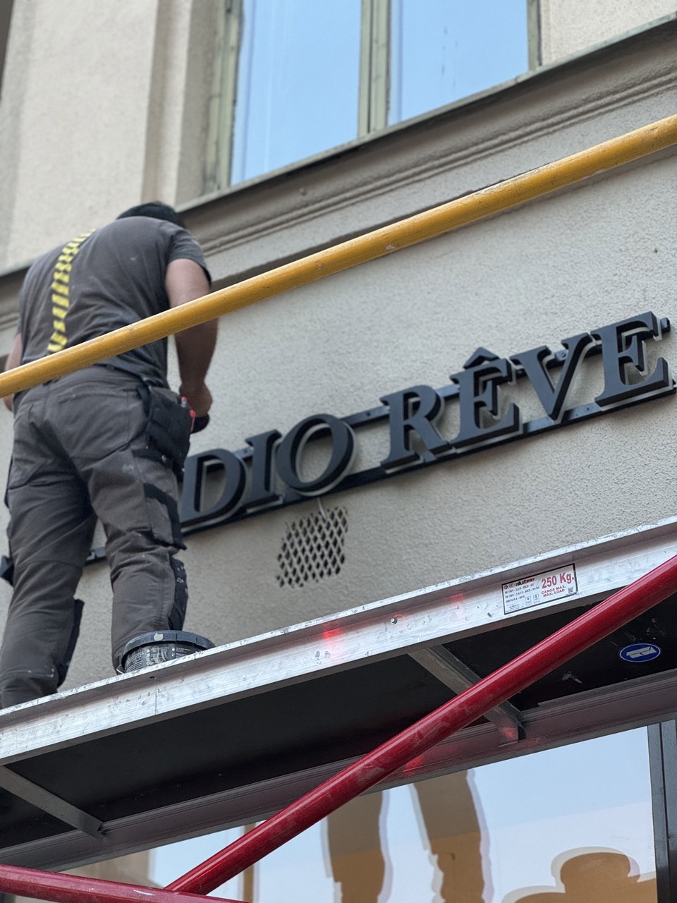 Professionell fasadskylt installerad ovanför butikens entré i Stockholm