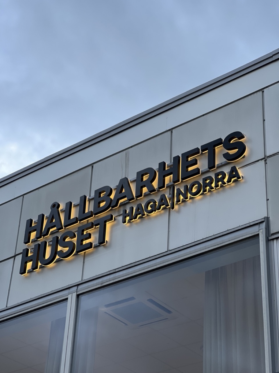 butiksskylt med företagslogo