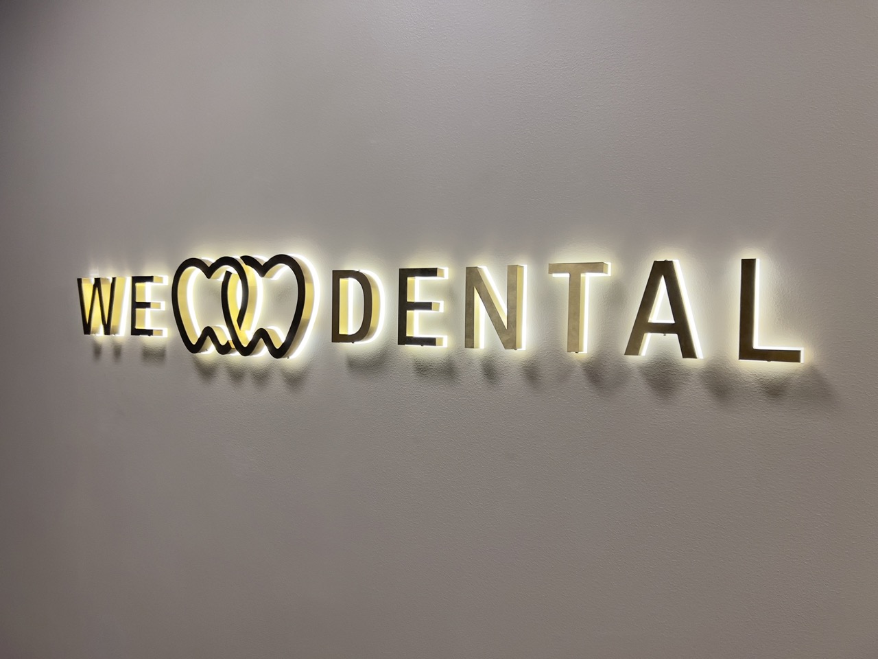 Denna LED fasadskylt är utformad för att framhäva företagets logotyp och ge ett professionellt intryck i stadens kommersiella miljöer. Skylten är installerad på en butik i Stockholm och kombinerar effektiv belysning med modern design. Med högkvalitativ LED-teknologi är skylten synlig även under kvällstid och bidrar till ökad synlighet för varumärket. Perfekt för företag som vill förbättra sitt varumärkesprofil och synas på lång avstånd, både dag och natt.