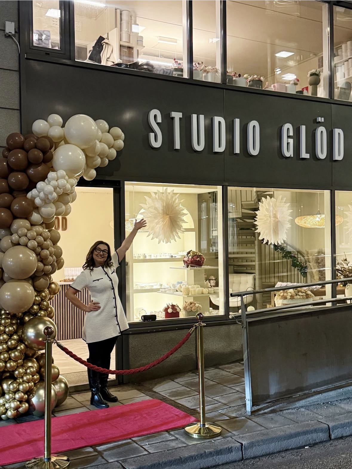 Nöjd kund framför specialtillverkad fasadskylt i Stockholm med hög finish